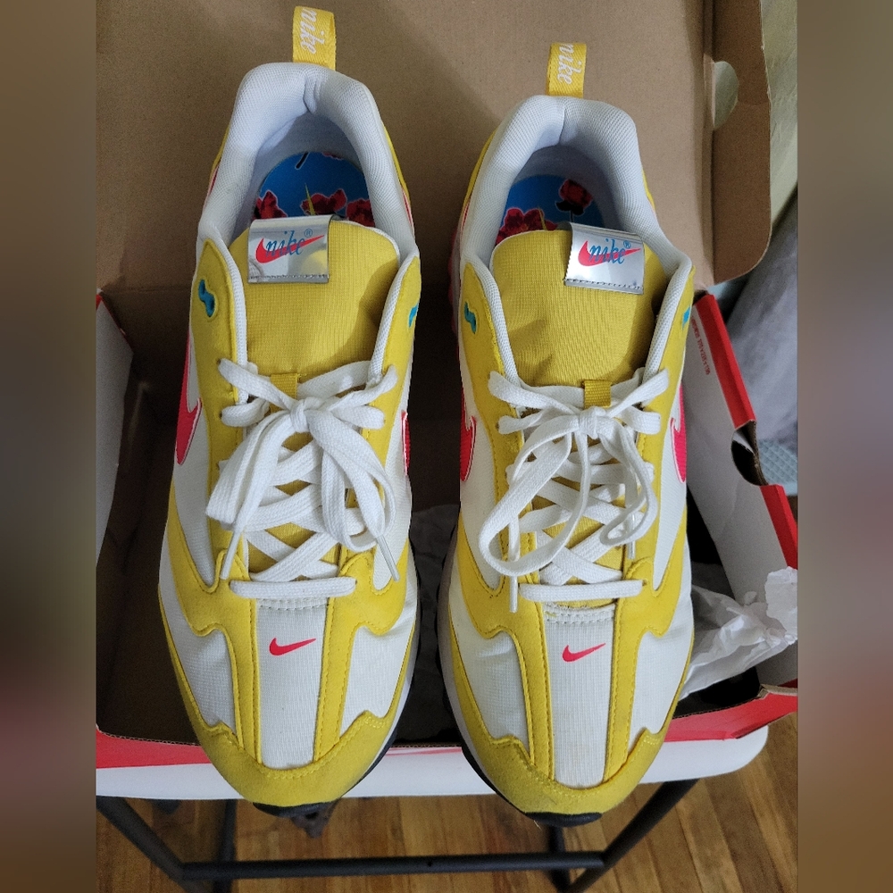 Nike..AUTHENTIC..Men's sz 13..Yellow/White